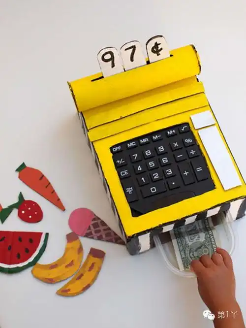 12,用热胶枪将纸盒底部,卷纸筒,收银机装饰固定好,  13,将可以显实哪