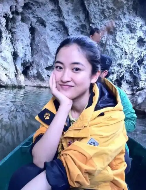 央视《远方的家》主持人唐天骄美照_网易订阅