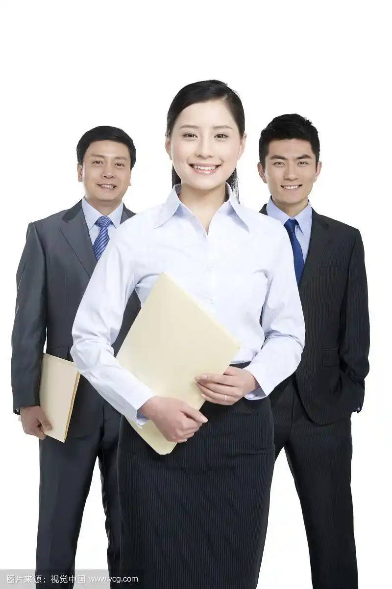 年轻商务女士带领三人团队