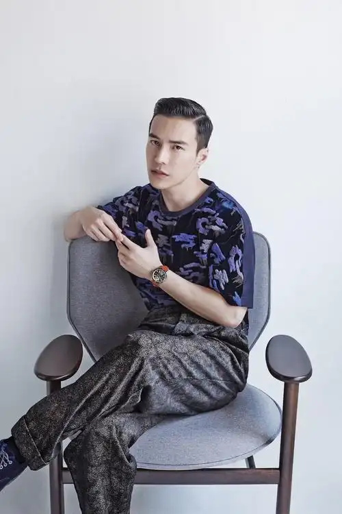 王冠逸杂志封面大片曝光 "海兰察"变身雅痞绅士