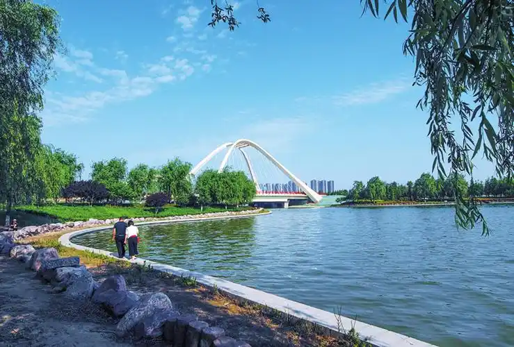 天健湖位于郑州高新区西北部,坐落在须水河上游,湖区与须水河西支串联