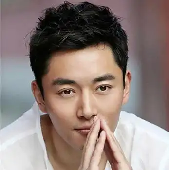 男士鬓角发型设计九:很帅气的一款男生短发烫发发型,蓬松的短发烫发最