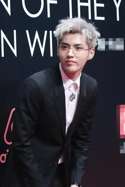 吴亦凡还有一个神奇的搭配技能,就是把西装造型也能穿出嘻哈魂