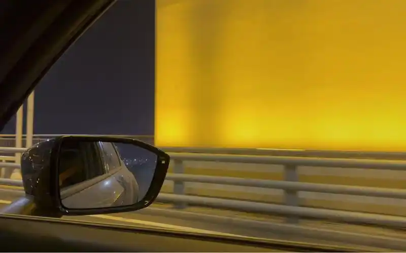 我坐在车窗边发呆 想来想去 总觉得自己应该越来越好才对.