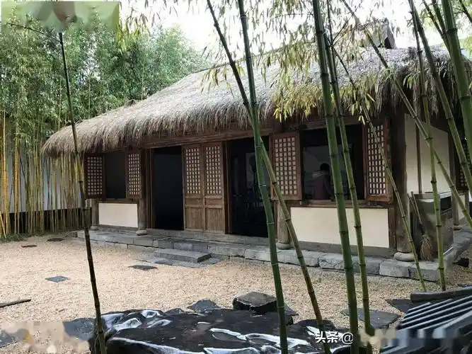 掩映在翠竹间的茅草屋,就如同隐士高人的居所.庭院中的奇石.