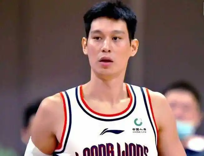 林书豪现状:低调隐婚三年,女子很漂亮,35岁和弟弟在台打篮_生活_篮球