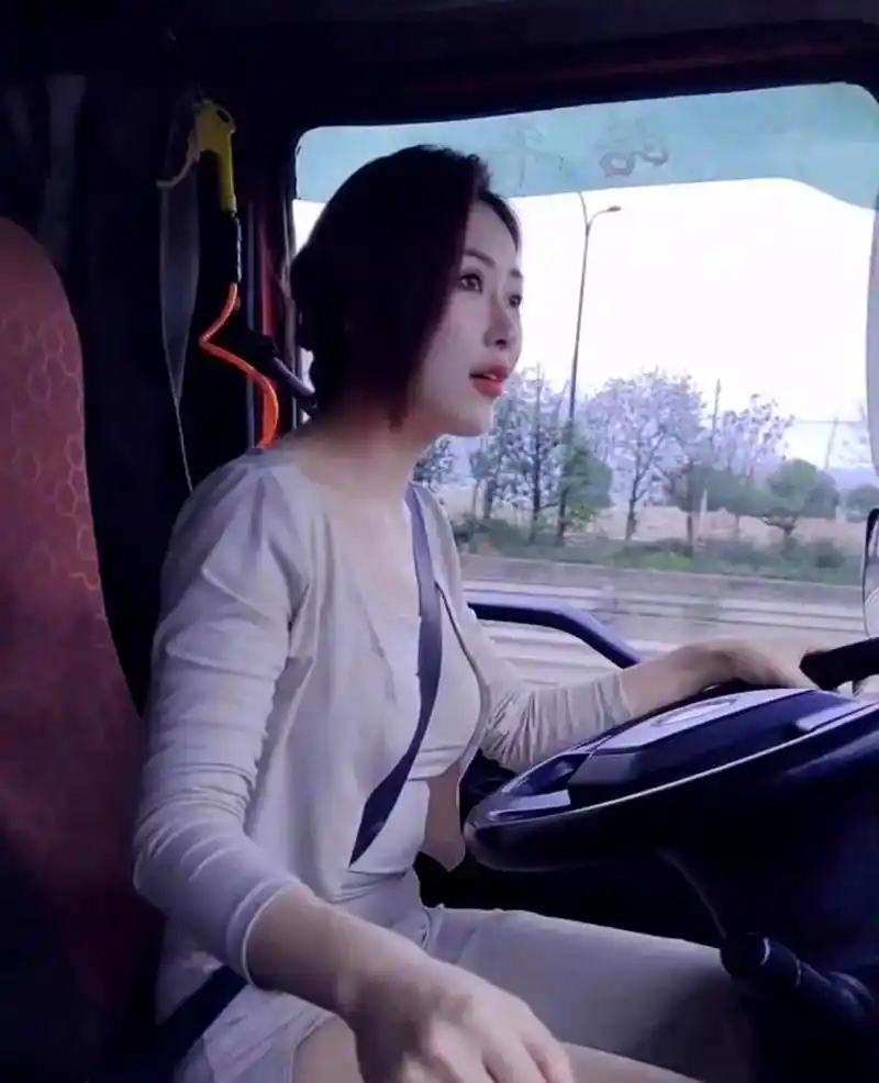 这位女司机开着大货车,技术是否娴熟令人好奇.