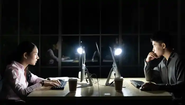 暗色调加夜班的人