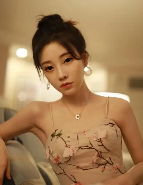 冯提莫比基尼晒出性感马甲线凹凸曲线震惊全网