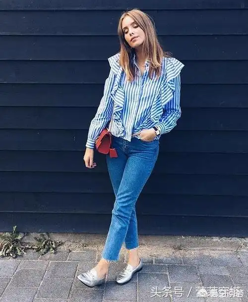 溜肩妹子,比较能驾驭泡泡袖,小飞袖,荷叶边这样的衣服,在肩膀打造