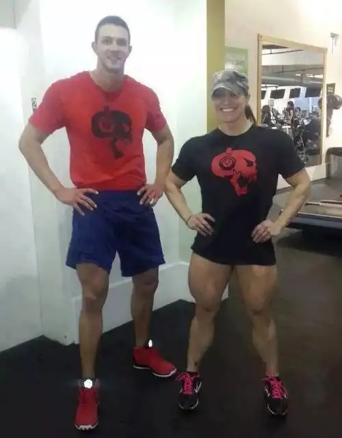 上身非常强壮 下身看起来像鸡仔 ▼ 旁边女生的腿 都