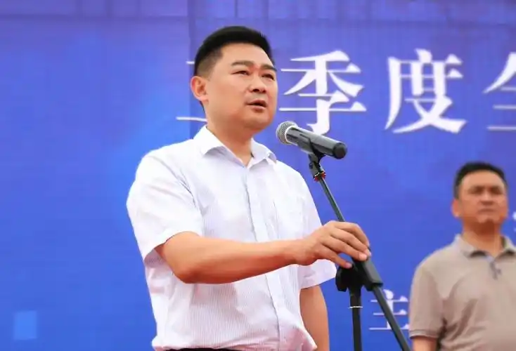 县委书记郑俊华宣布崇阳县2022年第二季度重大项目开工.