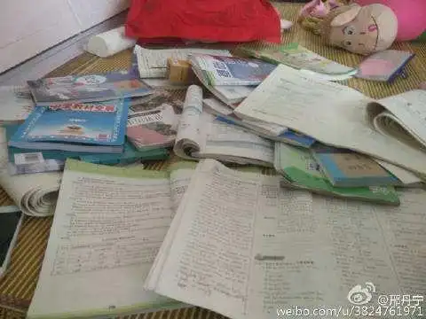 相信不少同学都常为寒假作业而苦恼吧,看着桌上堆积成山的作业,真是头