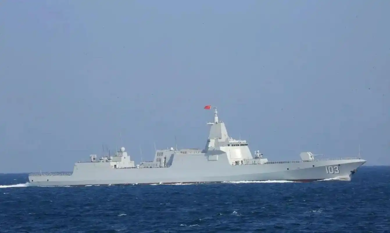 三年来 055型万吨大驱家族不断壮大 近日 我国最新的一艘 055型驱逐舰