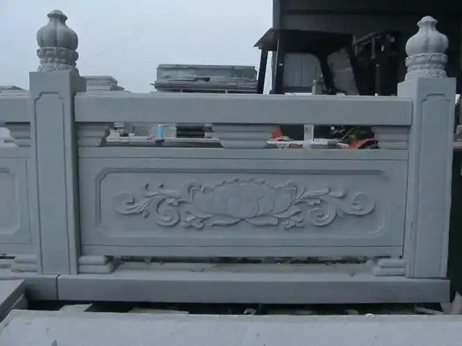 在每组石雕栏杆开始和结尾处都会以抱鼓石加固搭配,整体效果更加简练