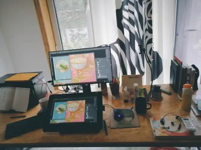 插画师工作台日常凌乱