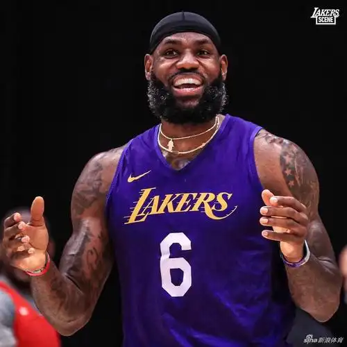 湖人队内训练詹姆斯吸引眼球 6号大胡子引领浓眉魔兽