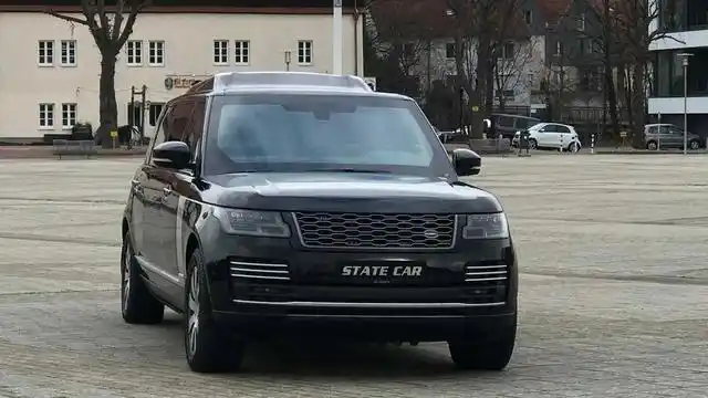 下面您看到的这台豪车是一款加长,防弹版的路虎揽胜,车长6米2,价格