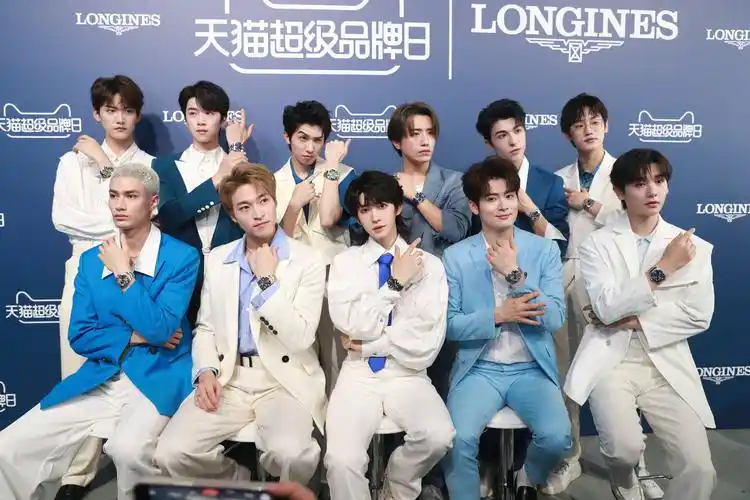 into1西装配豪表精致帅气 刘宇为新歌打call