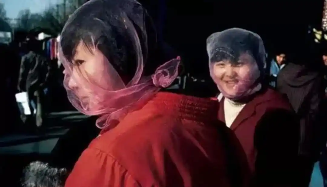 天津留存了下来,不过今天随着劳动人民防沙治沙的努力,戴纱巾的人已经