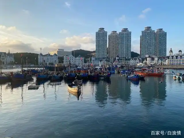 渔人码头位于大连市中山区滨海路虎滩渔港内,这里北临滨海路,南望黄海