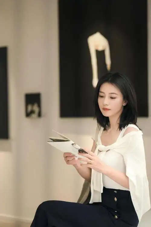 165高圆圆带火了一种减龄穿法:老头背心 阔腿裤 针织衫,好洋气