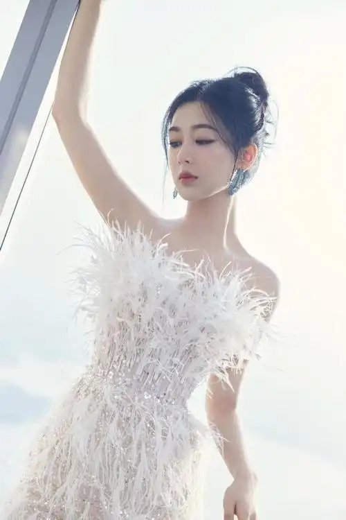 时尚潮流穿搭:杨紫的羽毛装亮相《长相思》收官庆典|抹胸|礼服|宝诗龙