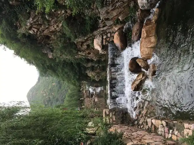 蓟县有许多著名的景区,梨木台是集群山,水系,树林,石海于一身的景区.