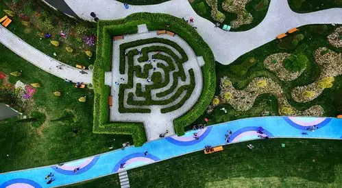 威尼斯是马可61波罗的故乡,花园内有个"加尔达湖",湖上还有威尼斯