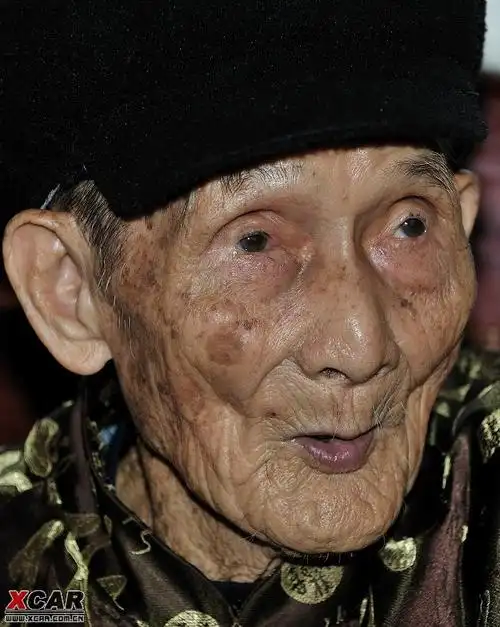 这位是黄卜新老人,男,111岁!