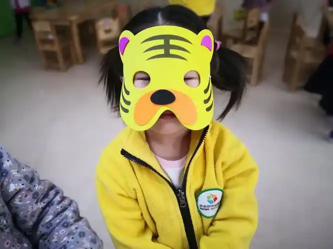 我自己制作的呀!小老虎面具