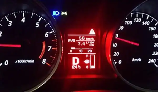 汽车仪表盘上的三角形感叹号指示灯是常规故障指示灯,所包含的意思