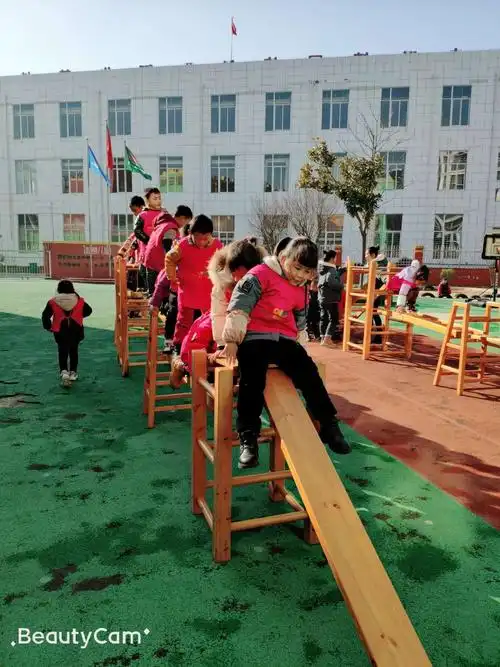 写美篇  身体平衡运动,对大班幼儿来说,已不是很困难的事.