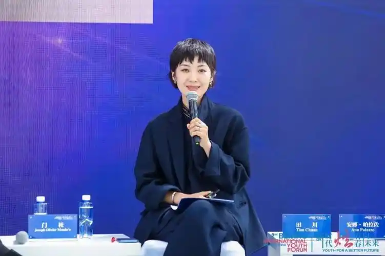 在"国际青年说"圆桌对话环节中,凤凰卫视主持人田川也代表凤凰青年做