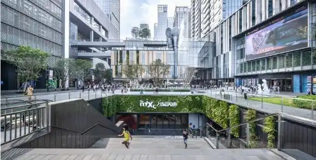 2017年,第一座"万象天地"在深圳开业,定位融合城市精神文化的潮流策源