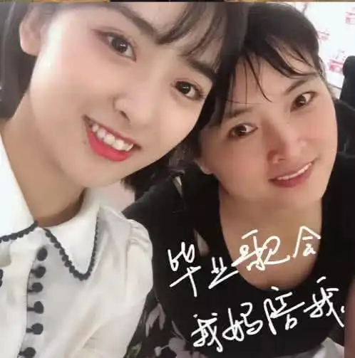 沈月年终总结首次发妈妈照片,还自曝帮爸爸还贷款,成绩不一样啊