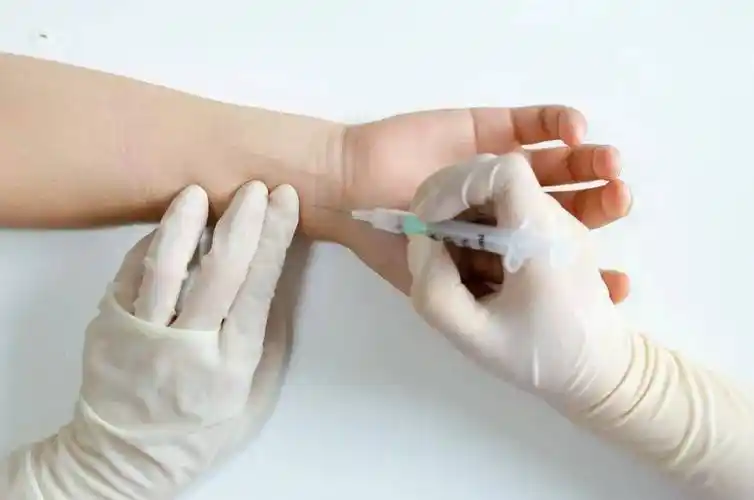 采血针在肘部静脉采集静脉血标本后按压止血,再在桡动脉用血气针采集