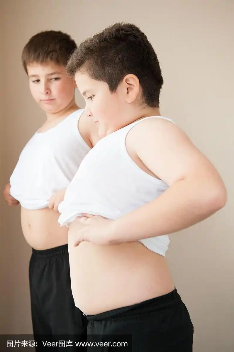 两个胖男孩露出肚子