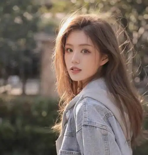 黄头发过时了?2021年流行"奶茶色",显白又高级,黑黄皮也适合