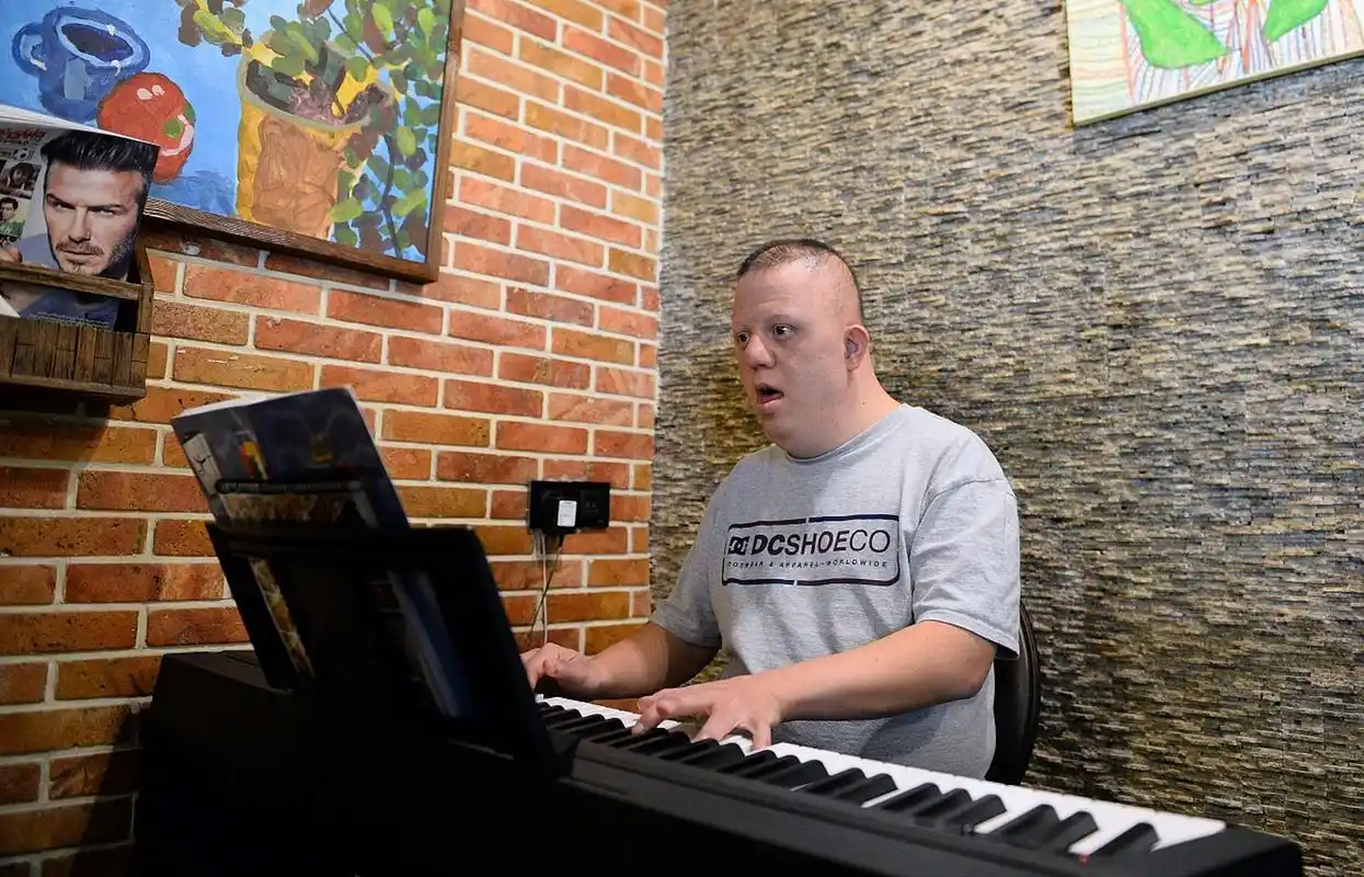 唐氏综合征是又名为21三体综合症,是因为第21对染色体出现了异常.