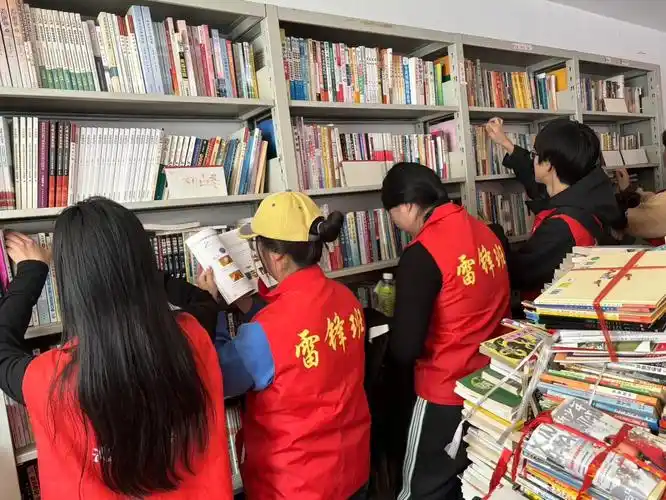 校雷锋班前往张振杰爱心书屋开展志愿活动