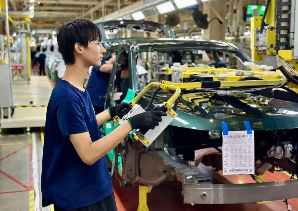 9月9日,宝鸡吉利汽车有限公司工人正在装配车间工作.