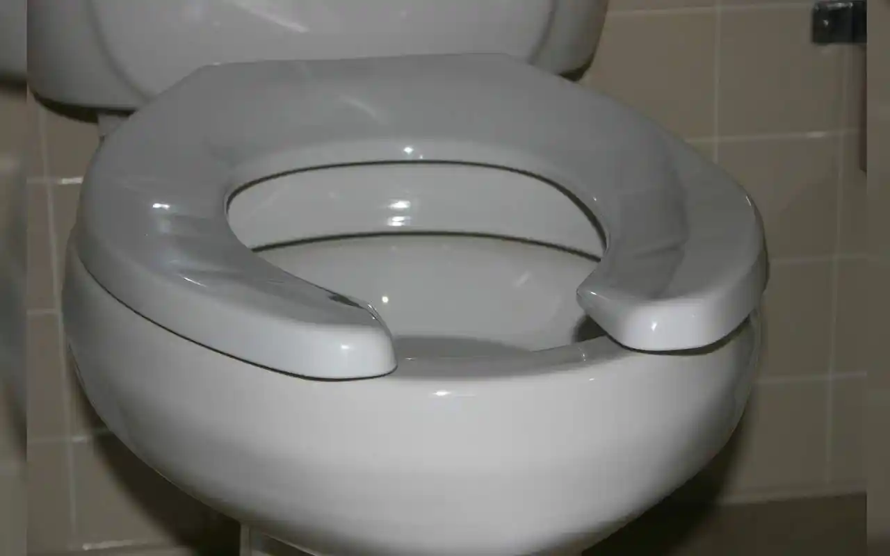 为什么美国的女厕所,马桶前会有一个缺口?