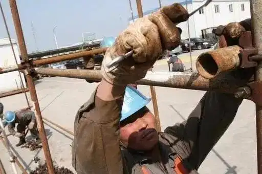 不要命是架子工,不怕热是钢筋工,不怕脏是打灰工_工人