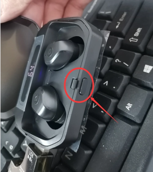 开关),开盖后不会自动连接手机蓝牙,必须要把右耳耳机拿出充电盒才可