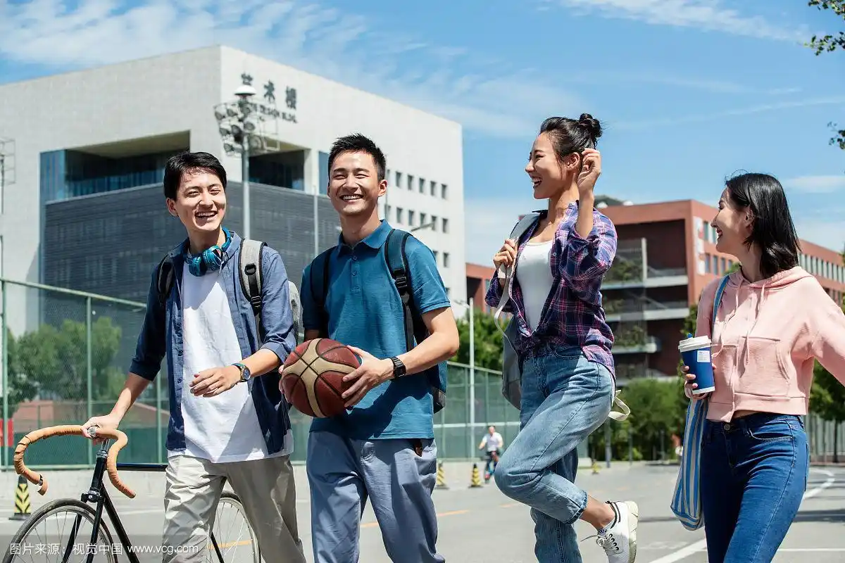 快乐的大学生在校园里步行