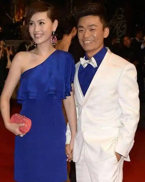 王宝强和女友牵手出门,最萌身高出差抢镜,感情旧事被重提_冯清_马蓉