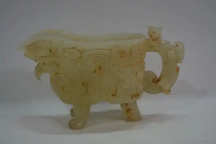 战汉和田玉鹰嘴形酒器