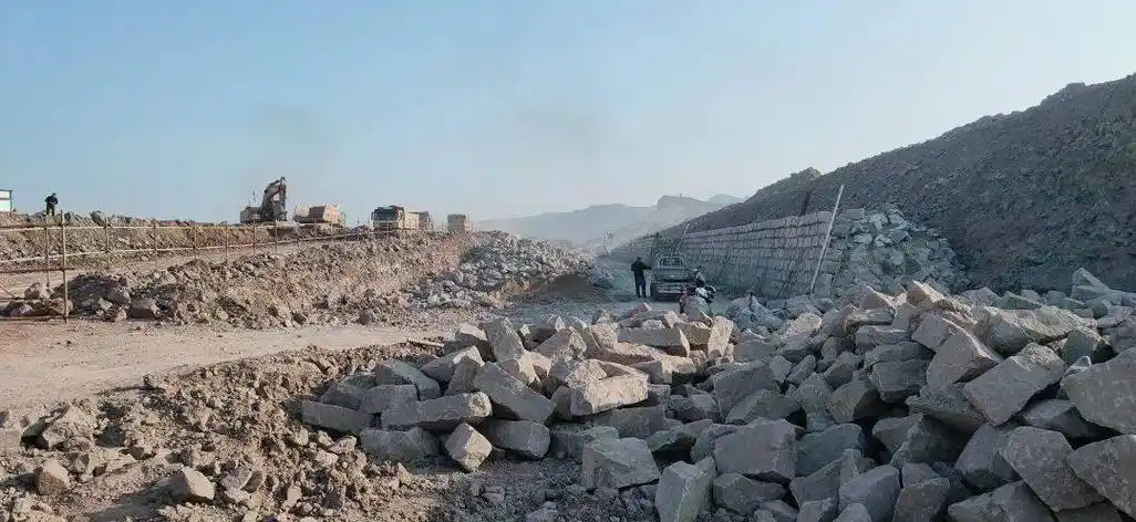 本工程包含道路工程,强夯工程,挡土墙工程,给排水工程,路灯工程等.