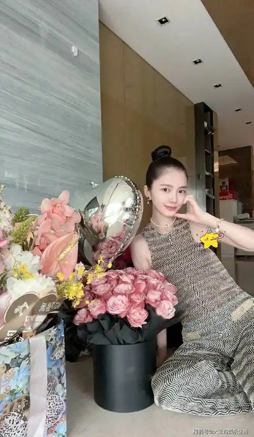 杜淳王灿互晒生日照,粉色玫瑰花束太惹眼,亲吻老婆脸颊超甜蜜!